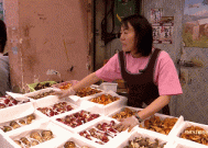 羊粪上面长的大菌子能不能食用200元公斤！这种菌子在昆明上市！很多人爱吃